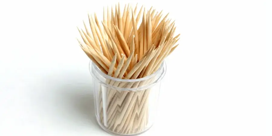 Toothpicks in a container, with each toothpick weighing approximately 0.1 grams.