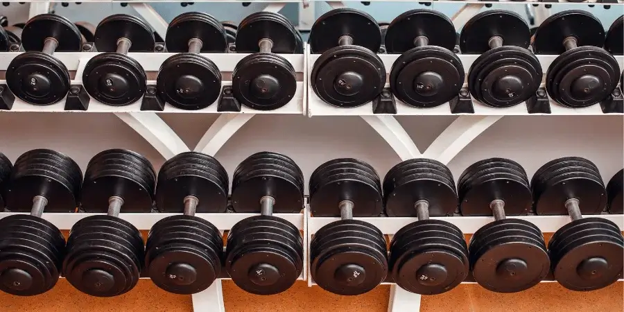 A rack of 7.5kg dumbbells, totaling 30kg when four are used together.